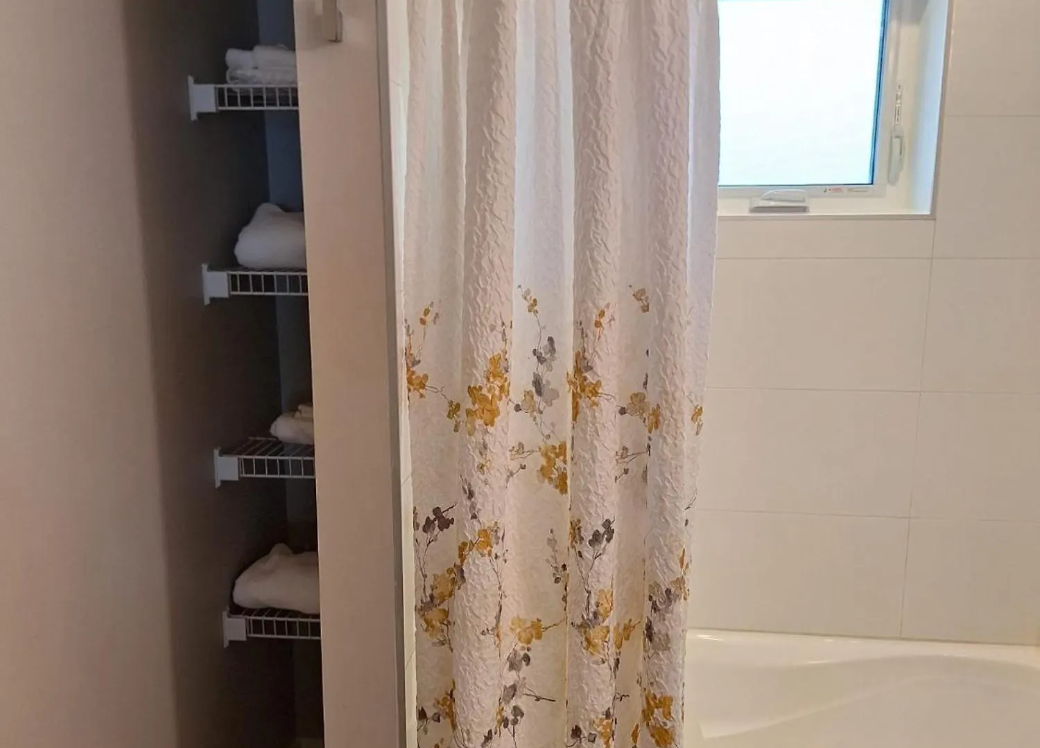Happy Zone Suite - Sleeps 4, Free Treats ! Langford Apartment