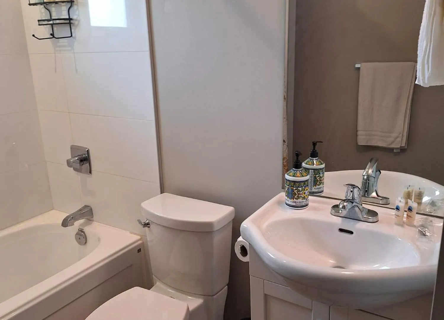Happy Zone Suite - Sleeps 4, Free Treats ! Langford 0*,  Canada