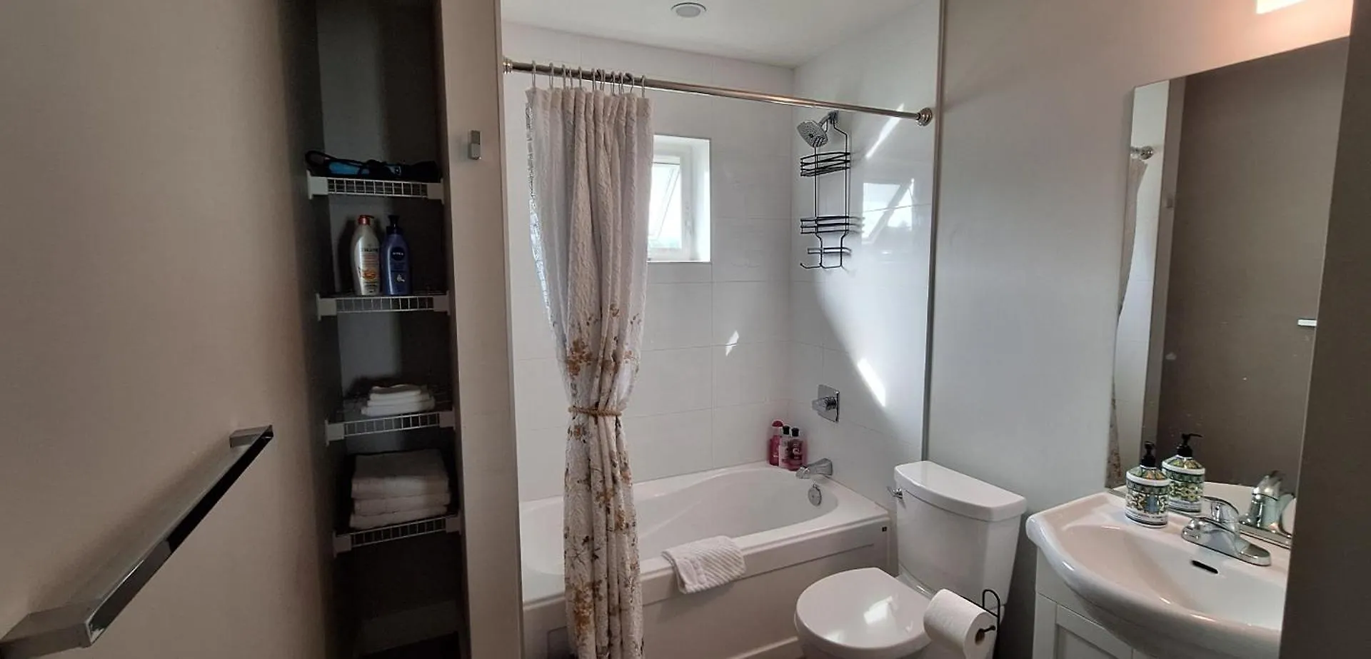 Happy Zone Suite - Sleeps 4, Free Treats ! Langford Canada